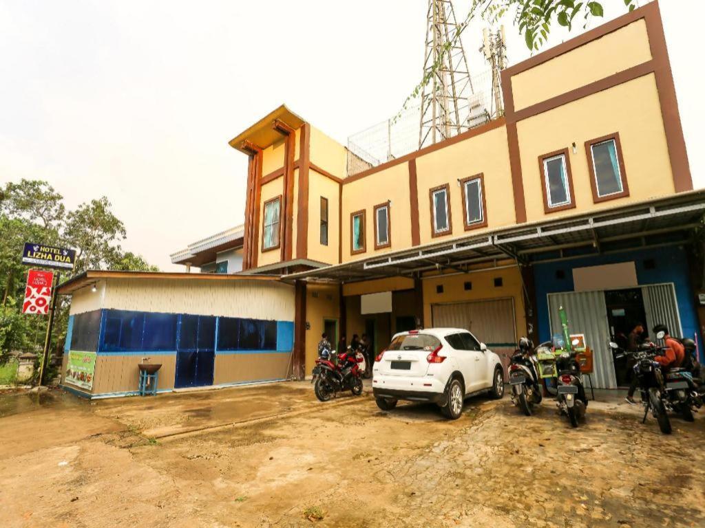 Oyo 90825 Hotel Lizha 2 Samarinda Eksteriør billede